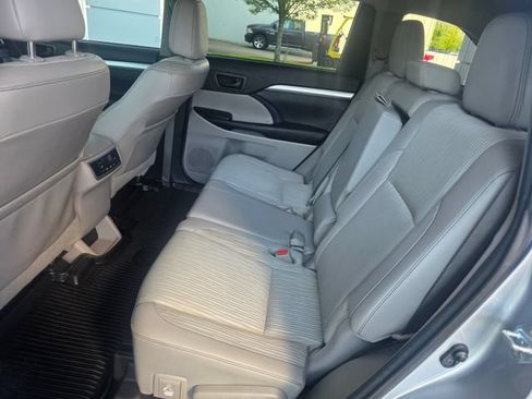 Used 2016 Toyota Highlander Plus AWD/4WD image 19