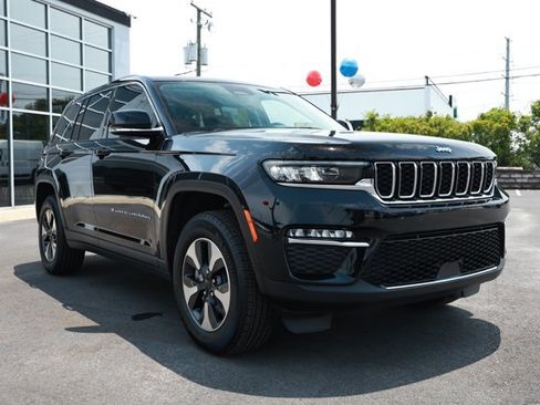 Used 2023 Jeep Grand Cherokee 4WD 4xe image 3