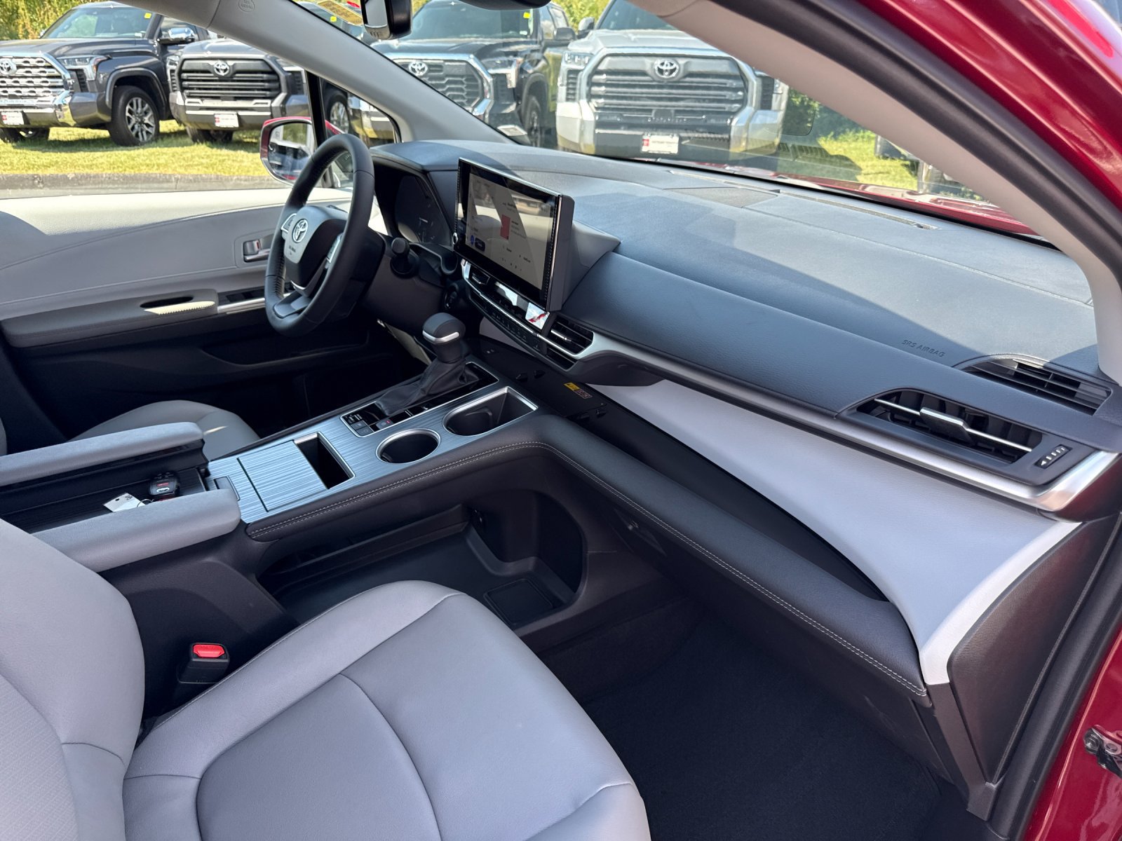 Used 2026 Toyota Sienna XLE FWD image 26