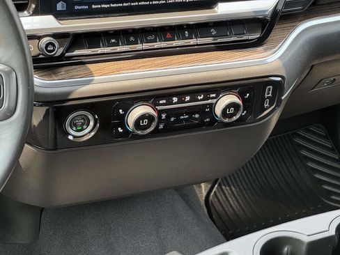 Used 2022 Chevrolet Silverado 1500 LT w/ Z71 Off-Road Package AWD/4WD image 4