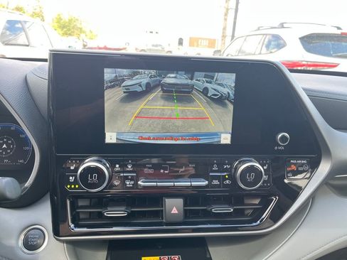 Used 2026 Toyota Highlander Limited image 21
