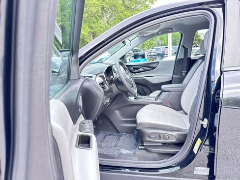 Used 2023 Chevrolet Equinox LS w/ LS Convenience Package FWD image 2