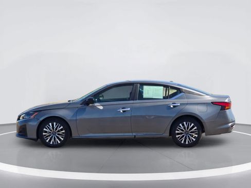 Used 2025 Nissan Altima 2.5 SV FWD image 3