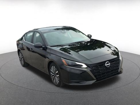 Used 2026 Nissan Altima 2.5 SV FWD image 3