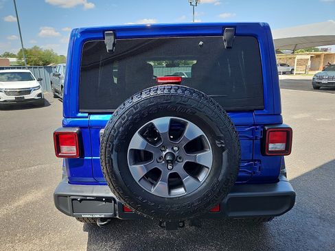 Used 2018 Jeep Wrangler Unlimited Sahara AWD/4WD image 4