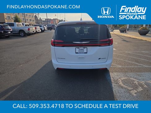 Used 2022 Chrysler Pacifica Pinnacle FWD image 4
