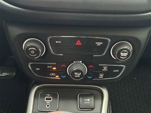 Used 2020 Jeep Compass Latitude w/ Popular Equipment Group image 18