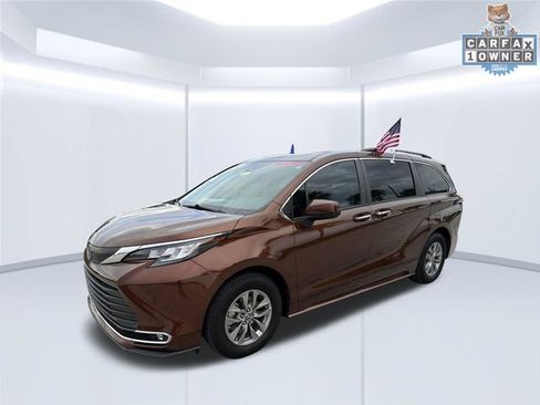 Used 2022 Toyota Sienna XLE FWD image 3