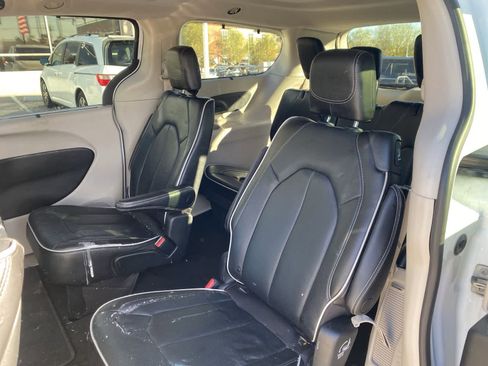 Used 2022 Chrysler Pacifica Limited w/ Uconnect Theater Family Group image 13