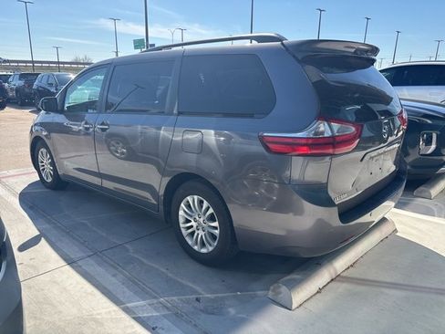 Used 2017 Toyota Sienna XLE image 11