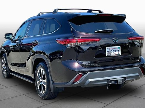 Certified 2021 Toyota Highlander XLE AWD/4WD image 11