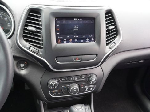 Used 2019 Jeep Cherokee Latitude Plus FWD image 16