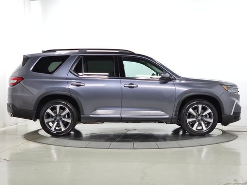 Used 2025 Honda Pilot Elite image 12