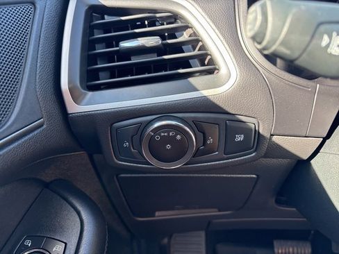 Used 2023 Ford Edge SE image 7