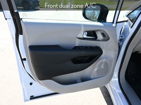 Used 2024 Chrysler Pacifica Touring-L image 8