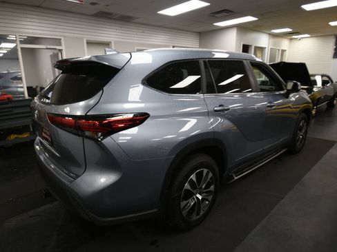 Used 2023 Toyota Highlander XLE AWD/4WD image 7