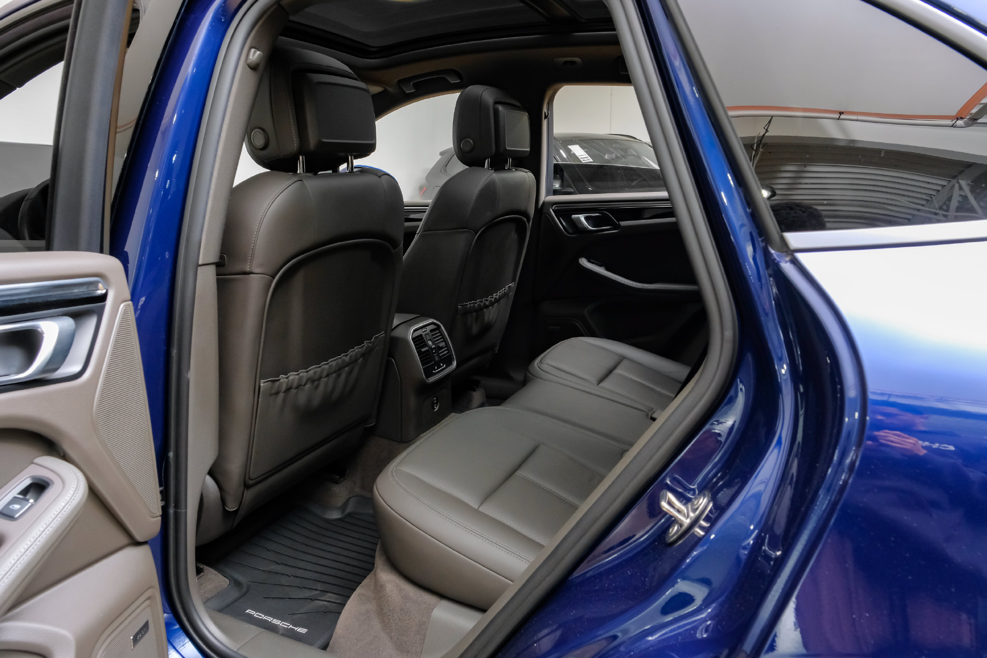 Used 2023 Porsche Macan Turbo AWD/4WD image 40