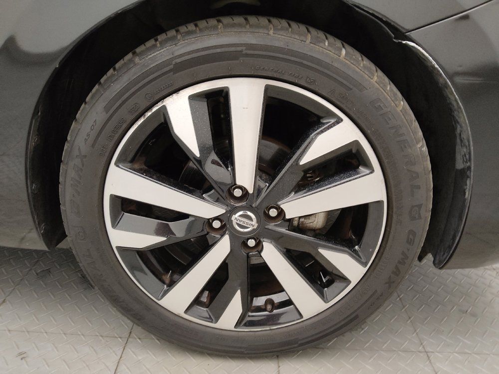 Used 2022 Nissan Versa SR FWD image 31