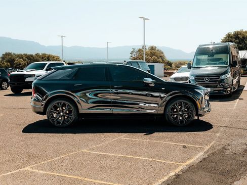 Used 2025 Cadillac Optiq Sport 1 w/ LPO, ONYX Package AWD/4WD image 8