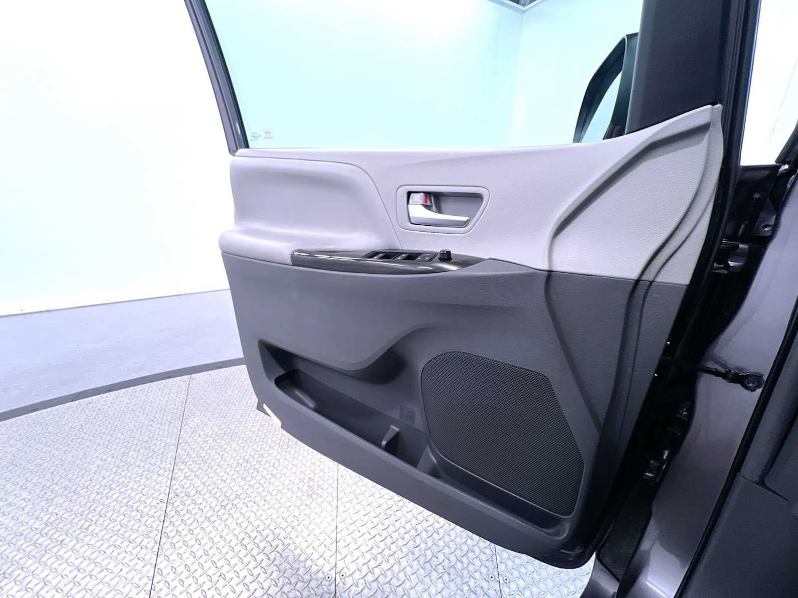 Used 2019 Toyota Sienna XLE w/ XLE Navigation Package FWD image 32
