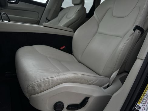 Used 2023 Volvo XC60 B5 Core image 20