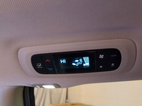Used 2021 Chrysler Pacifica Limited AWD/4WD image 18
