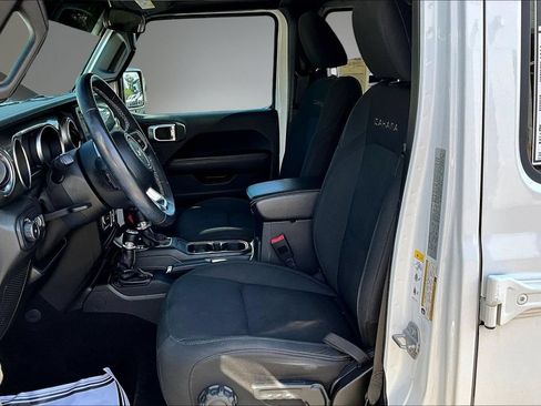 Used 2018 Jeep Wrangler Unlimited Sahara AWD/4WD image 8