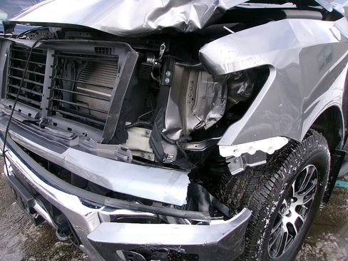 Used 2022 Nissan Titan SV image 2