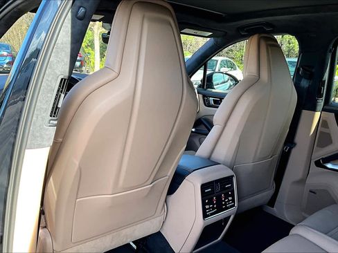 Used 2020 Porsche Cayenne Turbo image 22