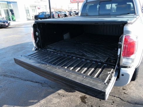Used 2019 Toyota Tacoma Limited image 9