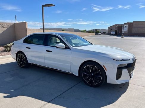Used 2023 BMW i7 xDrive60 w/ Parking Assistance Package AWD/4WD image 4