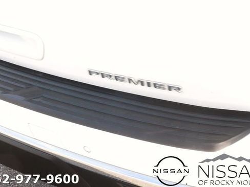 Used 2023 Chevrolet Suburban Premier image 8