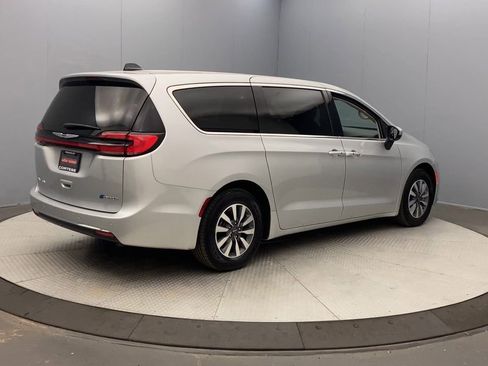 Used 2023 Chrysler Pacifica Touring-L FWD image 5