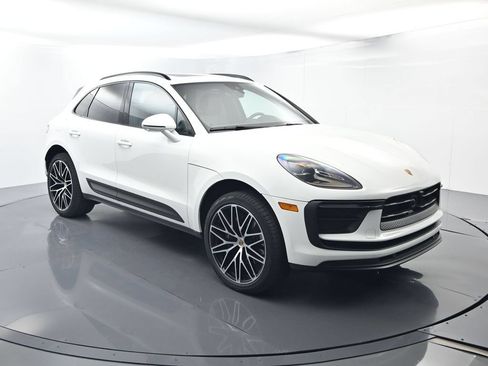 Certified 2026 Porsche Macan AWD/4WD image 17