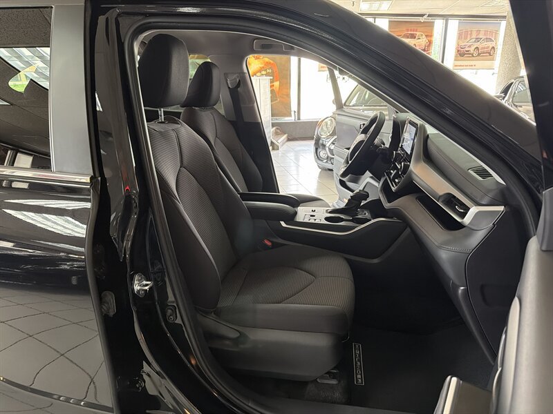 Used 2025 Toyota Highlander LE FWD image 24