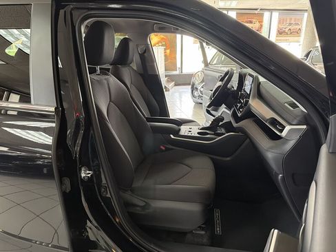 Used 2025 Toyota Highlander LE FWD image 24