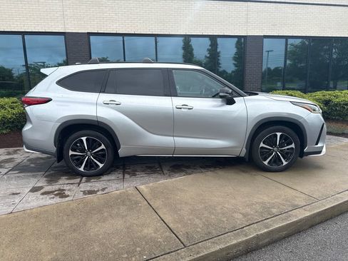 Used 2021 Toyota Highlander XSE AWD/4WD image 3