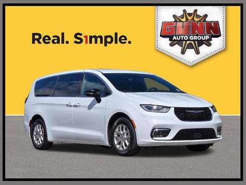 Used 2025 Chrysler Pacifica Select FWD image 1