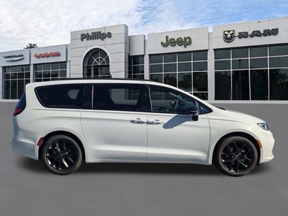 New 2026 Chrysler Pacifica Limited w/ S Appearance Package