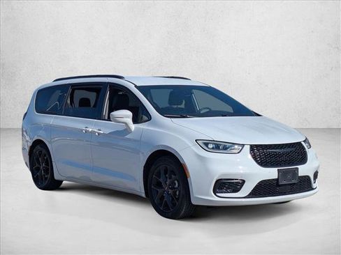 Used 2022 Chrysler Pacifica Touring-L w/ S Appearance Package image 3