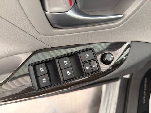 Used 2020 Toyota Sienna XLE w/ XLE Navigation Package FWD image 17