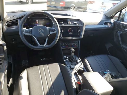 Used 2024 Volkswagen Tiguan SE image 10