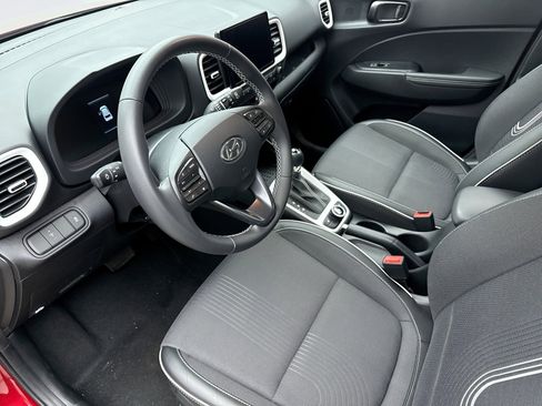 Used 2024 Hyundai Venue Limited image 10