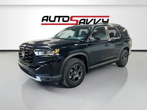 Used 2025 Honda Pilot TrailSport image 3
