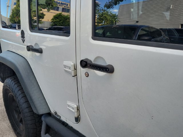 Used 2013 Jeep Wrangler Unlimited Sahara AWD/4WD image 3