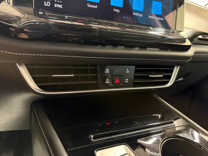 Used 2025 Volkswagen Atlas SE FWD image 18
