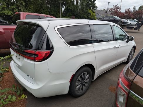Used 2023 Chrysler Pacifica Touring-L FWD image 7