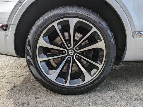Used 2018 Bentley Bentayga AWD/4WD image 53