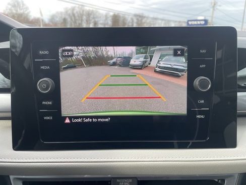 Certified 2025 Volkswagen Taos SEL image 21