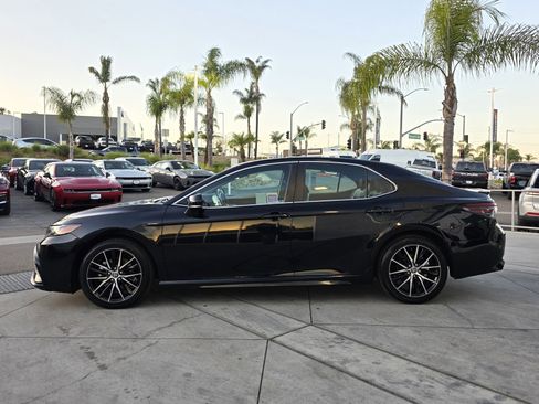 Used 2022 Toyota Camry SE image 2